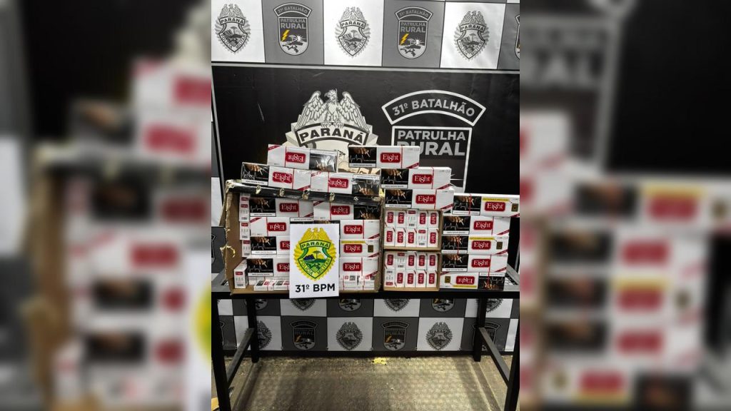 Polícia apreende bolsa com cigarros contrabandeados em ônibus na cidade de Corbélia Polícia apreende bolsa com cigarros contrabandeados em ônibus na cidade de Corbélia