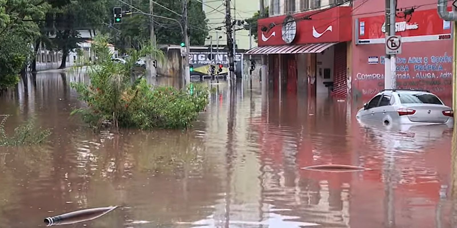 Domingo de Finados começa com chuva em São Paulo Domingo de Finados começa com chuva em São Paulo