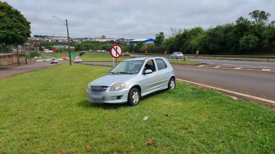 Celta apresenta problema mecânico na BR-277, em Cascavel