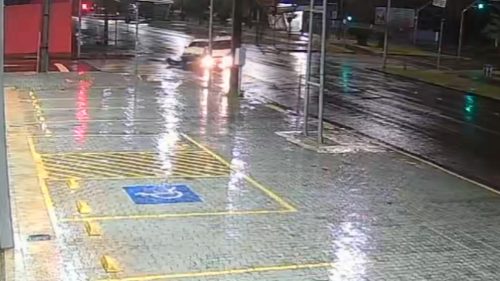 Câmera registra forte colisão entre dois carros na Avenida Tancredo Neves Imagem referente a Câmera registra forte colisão entre dois carros na Avenida Tancredo Neves