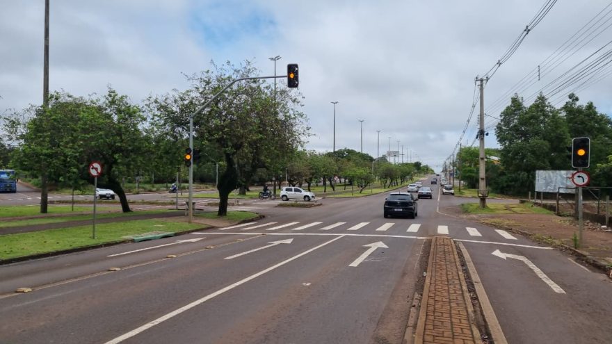 Semáforos em amarelo intermitente demandam atenção redobrada na Avenida Tancredo Neves