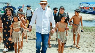 Lula visita aldeia indígena e promete energia para 4,3 mil famílias Lula visita aldeia indígena e promete energia para 4,3 mil famílias
