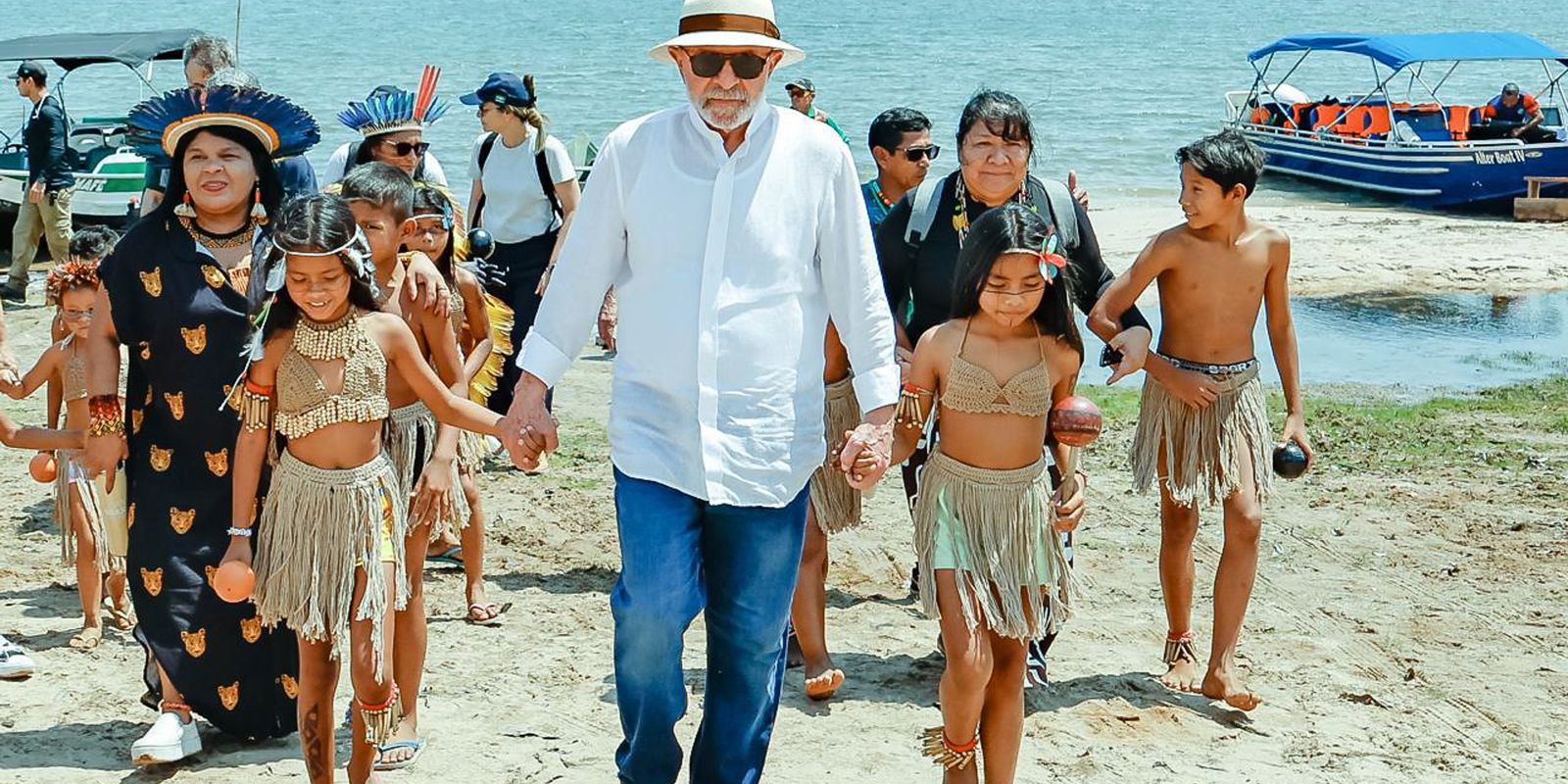 Lula visita aldeia indígena e promete energia para 4,3 mil famílias Lula visita aldeia indígena e promete energia para 4,3 mil famílias