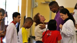 Em igreja na Penha, fiéis rezam por paz e proteção em semana de horror Em igreja na Penha, fiéis rezam por paz e proteção em semana de horror