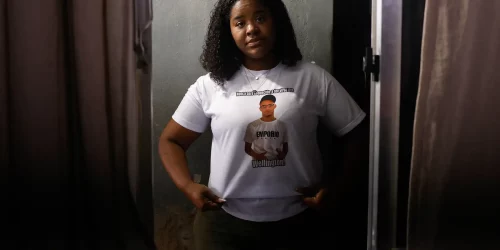 Mãe denuncia execução em operação e cobra políticas para a juventude Imagem referente a Mãe denuncia execução em operação e cobra políticas para a juventude