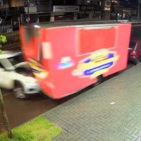 Imagem referente a Boletim da PM revela detalhes sobre colisão de Kwid contra trailer de lanches na Carlos Gomes