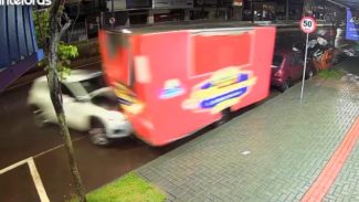 Boletim da PM revela detalhes sobre colisão de Kwid contra trailer de lanches na Carlos Gomes Boletim da PM revela detalhes sobre colisão de Kwid contra trailer de lanches na Carlos Gomes