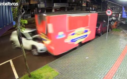 Boletim da PM revela detalhes sobre colisão de Kwid contra trailer de lanches na Carlos Gomes Imagem referente a Boletim da PM revela detalhes sobre colisão de Kwid contra trailer de lanches na Carlos Gomes