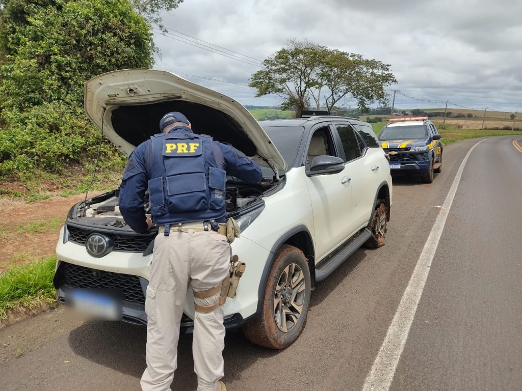 PRF recupera caminhonete furtada após perseguição na BR-277; Motorista foge a pé PRF recupera caminhonete furtada após perseguição na BR-277; Motorista foge a pé