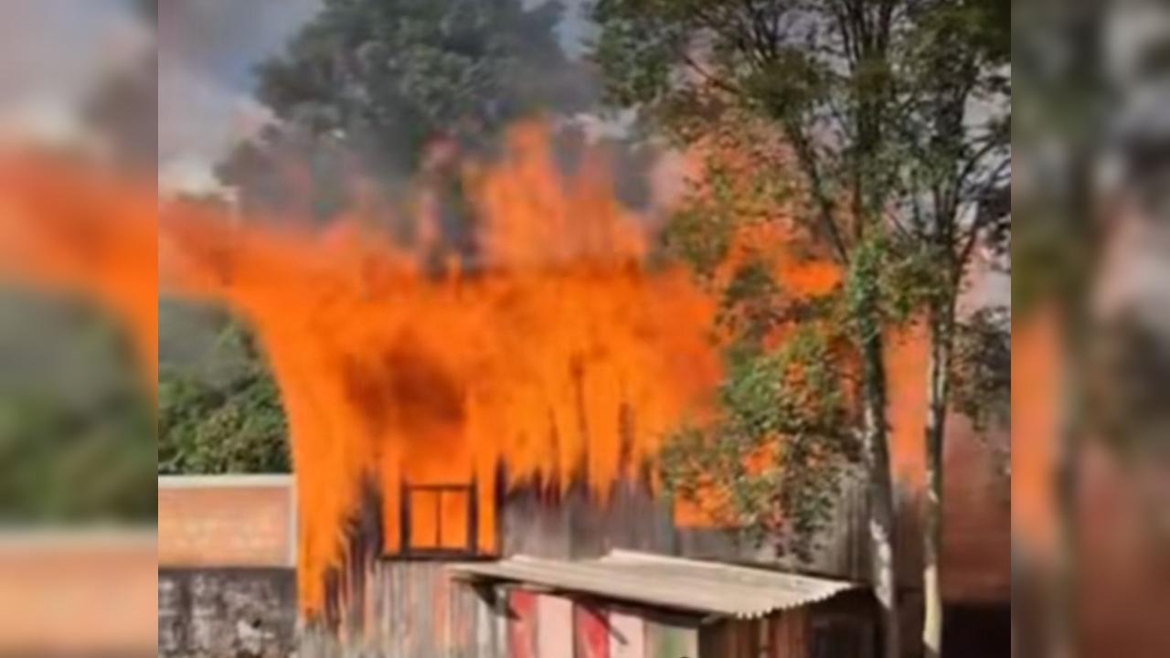 Incêndio atinge casa de madeira em Francisco Beltrão Incêndio atinge casa de madeira em Francisco Beltrão
