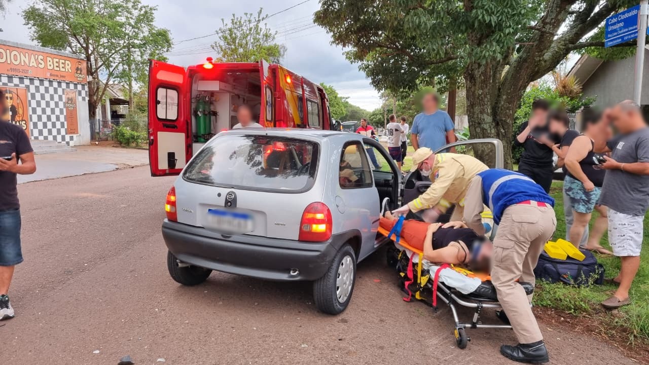 Três veículos se envolvem em acidente no Bairro Santa Felicidade Três veículos se envolvem em acidente no Bairro Santa Felicidade