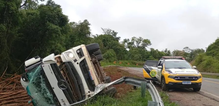 Caminhão carregado com madeira tomba na PR-340 em Telêmaco Borba Caminhão carregado com madeira tomba na PR-340 em Telêmaco Borba