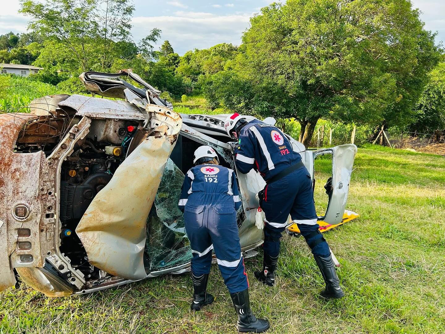 Jovem capota carro por diversas vezes na PR-281 em Santa Izabel do Oeste