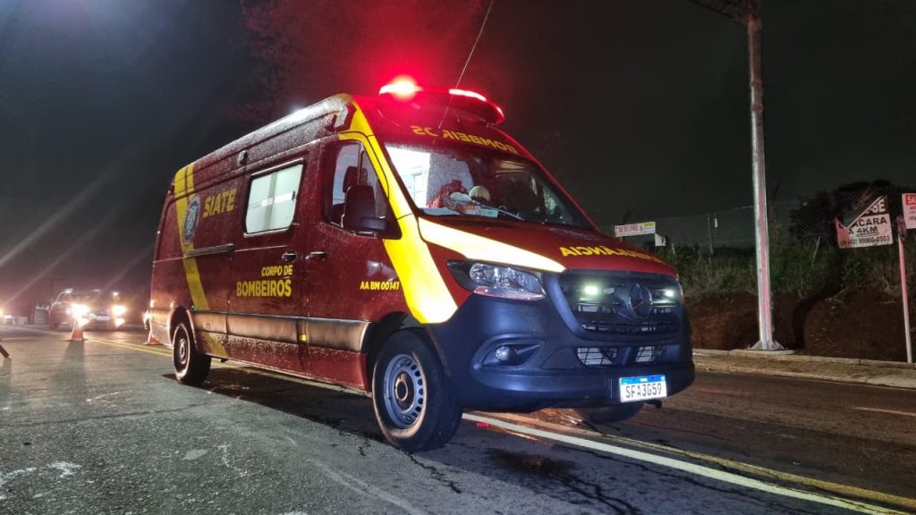 Motociclista é socorrido pelo Siate após colisão na Rua Souza Naves Motociclista é socorrido pelo Siate após colisão na Rua Souza Naves