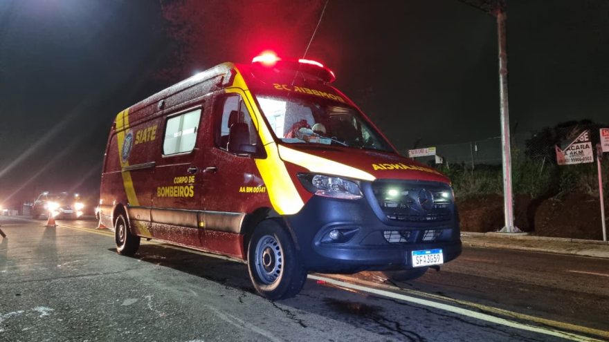 Motociclista é socorrido pelo Siate após colisão na Rua Souza Naves