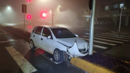 Corsa é abandonado com marcas de sangue após acidente na Avenida Carlos Gomes Imagem referente a Corsa é abandonado com marcas de sangue após acidente na Avenida Carlos Gomes