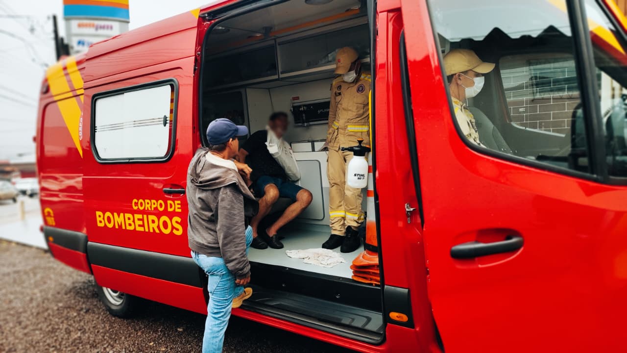 Homem de 57 anos quebra o braço após cair de caminhão no Bairro Brasília