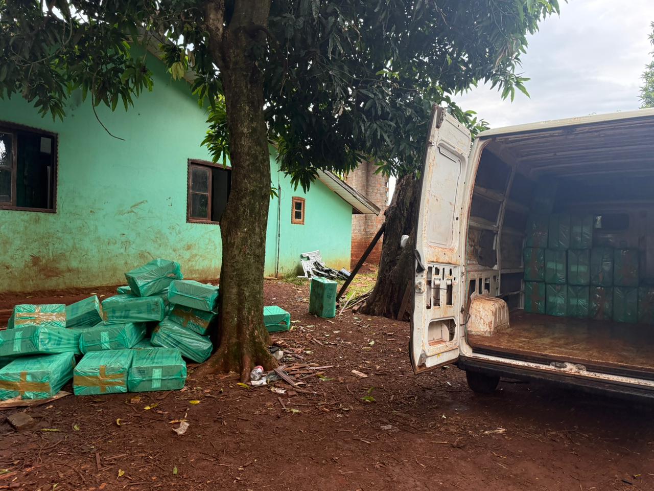 PF e PM apreendem mais de 240 caixas de cigarros contrabandeados em Itaipulândia