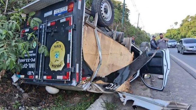 Rabecão do IML transportando corpo de Presidente Figueiredo capota na rodovia