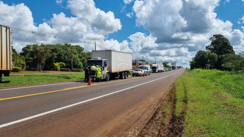 Colisão entre dois caminhões e um carro causa lentidão na BR-277 em Santa Tereza do Oeste Imagem referente a Colisão entre dois caminhões e um carro causa lentidão na BR-277 em Santa Tereza do Oeste
