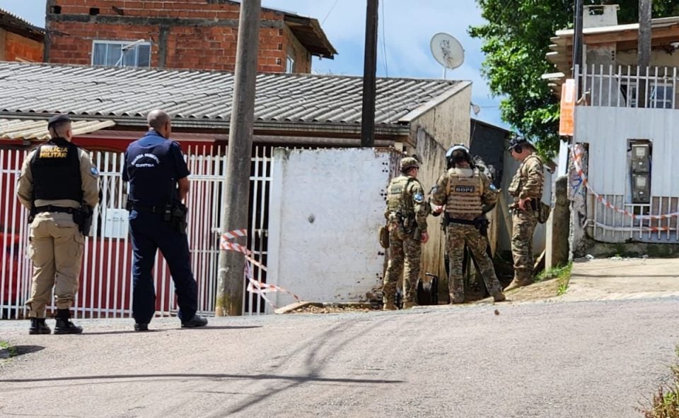 Esquadrão Antibombas da Polícia Militar é acionado para averiguar objeto suspeito em Curitiba Esquadrão Antibombas da Polícia Militar é acionado para averiguar objeto suspeito em Curitiba