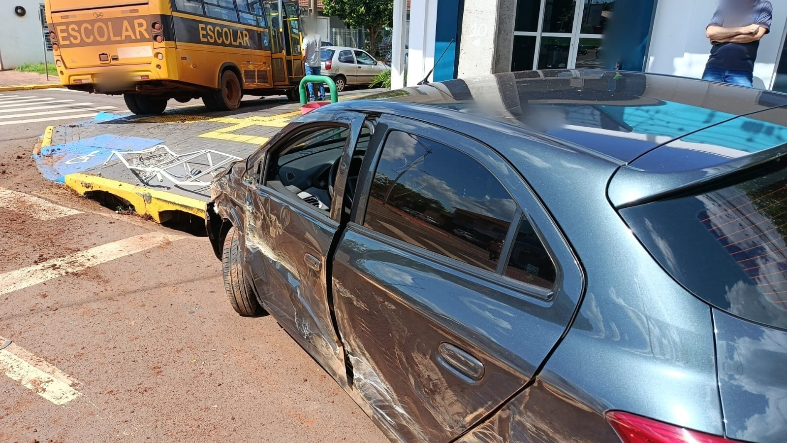 Estouro de pneu de micro-ônibus escolar provoca colisão com três veículos em Toledo
