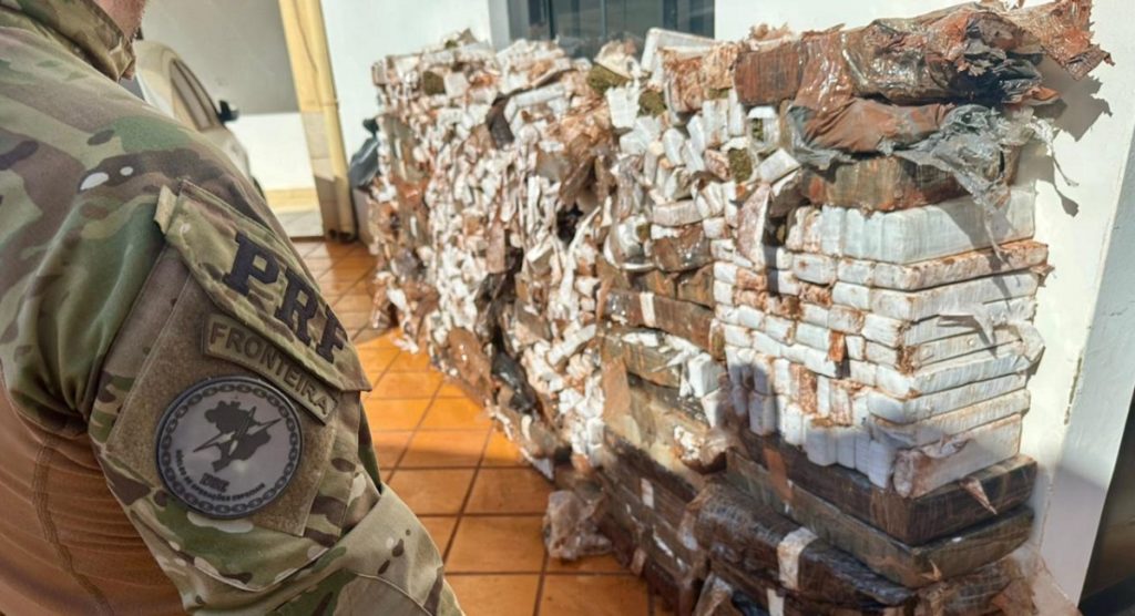 “Também tinham sido presos em abril”, diz PRF sobre dupla que capotou com uma tonelada de maconha na PR-239