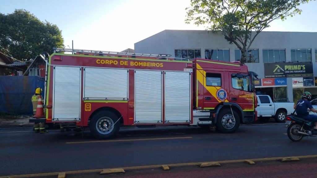 Bombeiros controlam incêndio em chalé metálico na Avenida Tito Muffato