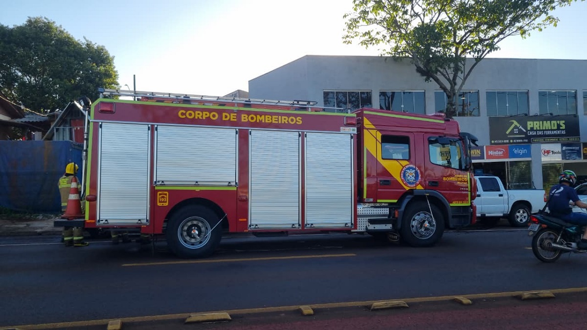 Bombeiros controlam incêndio em chalé metálico na Avenida Tito Muffato