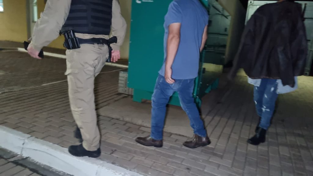 Suspeito de agredir a companheira com tapa na orelha é detido pela Polícia Militar