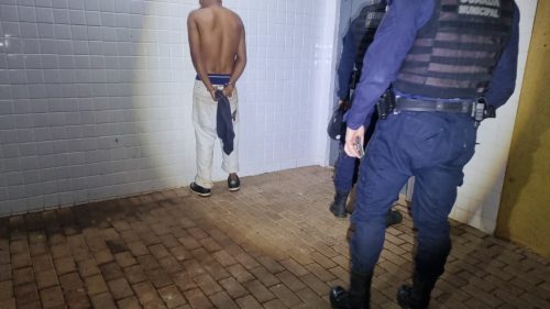 Base da Guarda vira alvo: suspeito quebra a unidade e foge para parquinho na Região Norte Imagem referente a Base da Guarda vira alvo: suspeito quebra a unidade e foge para parquinho na Região Norte