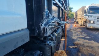 Gol e carreta de primeira viagem se envolvem em acidente na BR-369 entre Cascavel e Corbélia Gol e carreta de primeira viagem se envolvem em acidente na BR-369 entre Cascavel e Corbélia