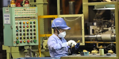 Produção industrial recua 0,4% em setembro, mostra IBGE Imagem referente a Produção industrial recua 0,4% em setembro, mostra IBGE