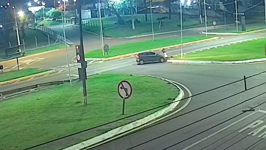 Fiat Argo fica encavalado ao tentar acessar marginal da BR-277 no Trevo da Portal em Cascavel