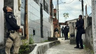 Ação contra o Comando Vermelho prende 35 na Bahia; 1 pessoa foi morta Ação contra o Comando Vermelho prende 35 na Bahia; 1 pessoa foi morta