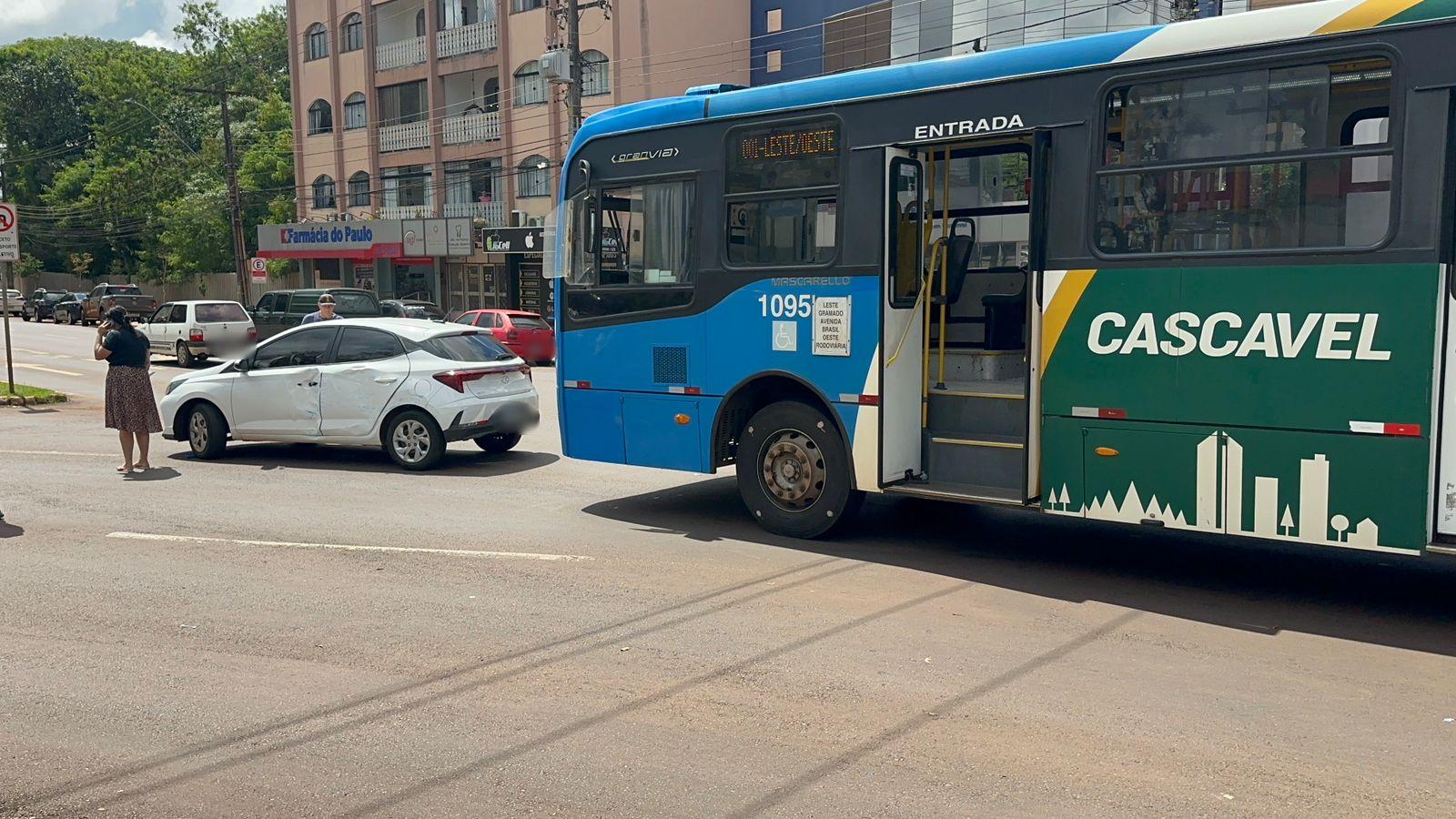 Acidente entre ônibus e carro causa susto na Avenida Brasil