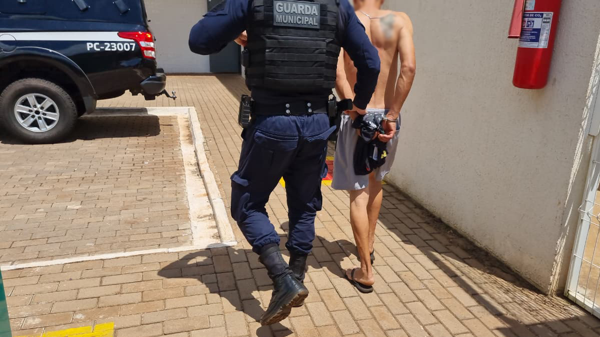 Homem com mandado de prisão em aberto é preso pela Guarda Municipal em Cascavel