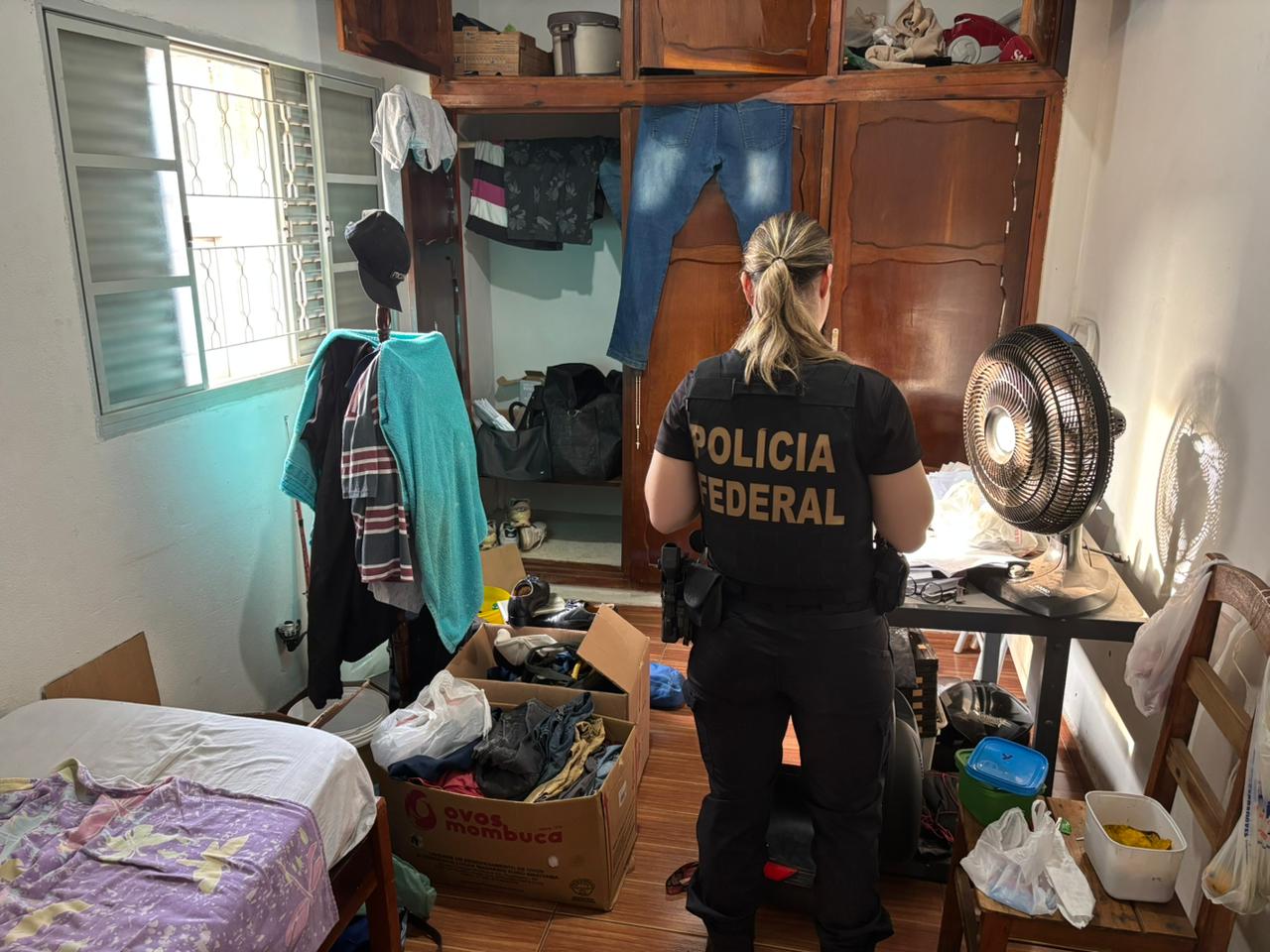 PF cumpre mandado de busca em investigação sobre contrabando de agrotóxicos e golpes de locação de veículos Imagem referente a PF cumpre mandado de busca em investigação sobre contrabando de agrotóxicos e golpes de locação de veículos