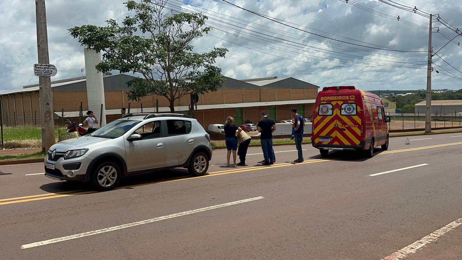 Acidente entre motocicleta e Sandero deixa vítima no Bairro Brasmadeira