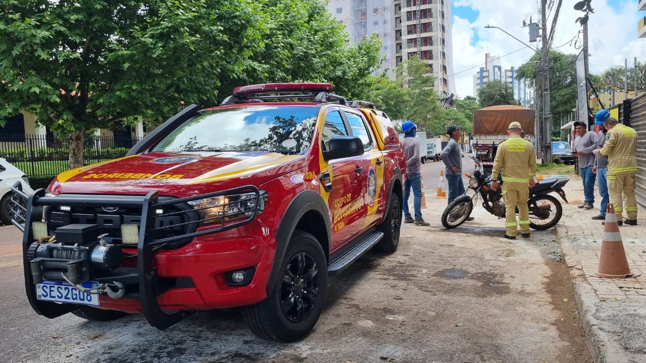 Motociclista fica ferido após colidir contra árvore em Cascavel