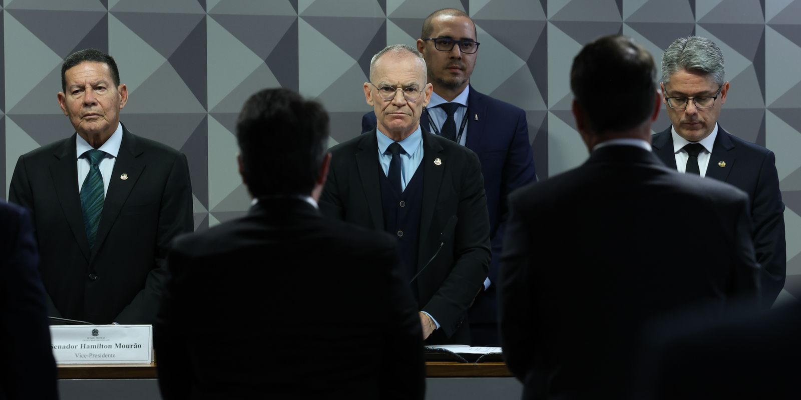CPI do Crime Organizado chama dois ministros e 11 governadores CPI do Crime Organizado chama dois ministros e 11 governadores