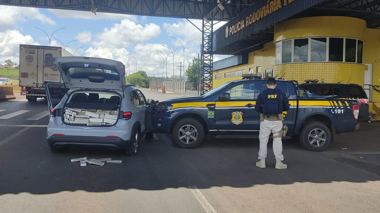 PRF apreende veículo abarrotado com maconha em Mandaguari PRF apreende veículo abarrotado com maconha em Mandaguari