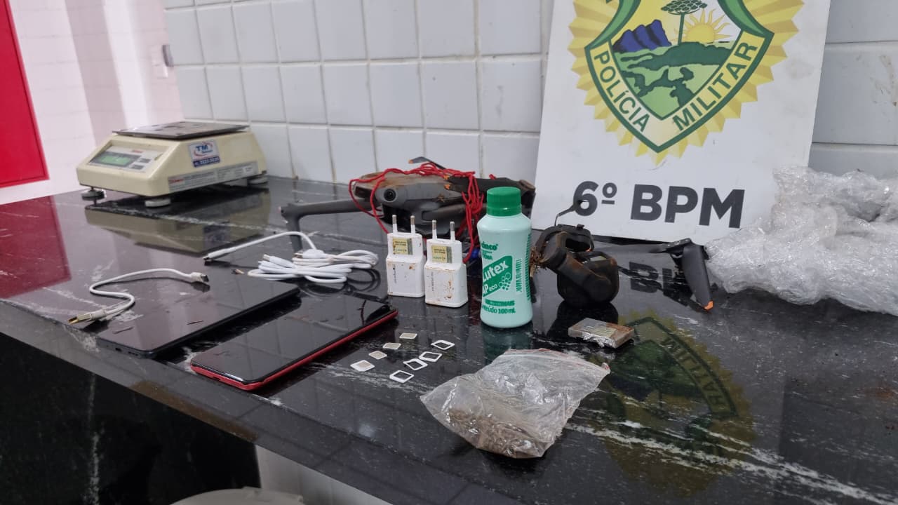 Trabalhador encontra drone com celulares e maconha próximo à penitenciária em Cascavel Trabalhador encontra drone com celulares e maconha próximo à penitenciária em Cascavel