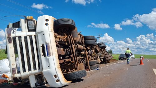 Caminhão carregado com esterco tomba na BR-163 em Santa Tereza do Oeste Imagem referente a Caminhão carregado com esterco tomba na BR-163 em Santa Tereza do Oeste
