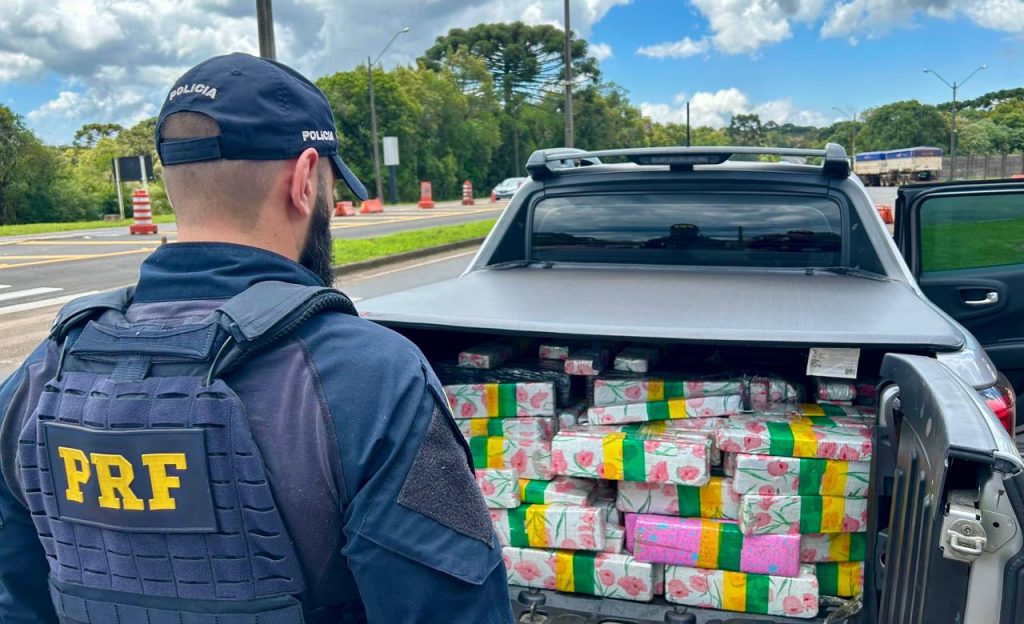 PRF apreende mais de 610 quilos de maconha e prende homem de 18 anos na BR-277, em Guarapuava PRF apreende mais de 610 quilos de maconha e prende homem de 18 anos na BR-277, em Guarapuava