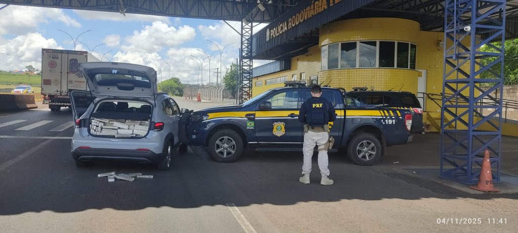 PRF apreende carro lotado de maconha e prende homem em Mandaguari PRF apreende carro lotado de maconha e prende homem em Mandaguari