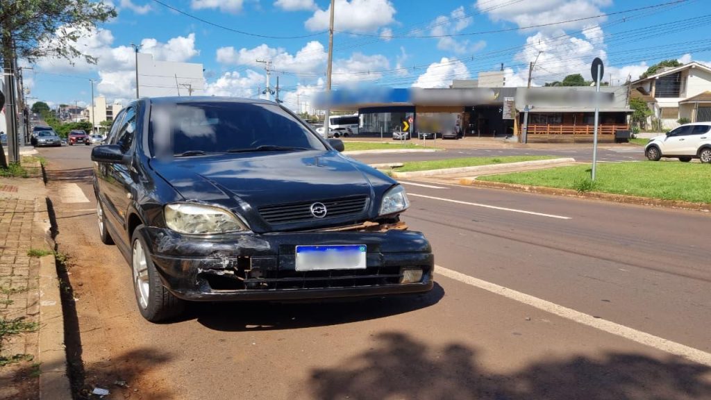 Colisão entre dois veículos é registrada na rotatória da Avenida Rocha Pombo Colisão entre dois veículos é registrada na rotatória da Avenida Rocha Pombo