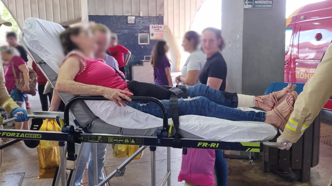 Idosa corta a perna ao tentar embarcar em ônibus do transporte coletivo Idosa corta a perna ao tentar embarcar em ônibus do transporte coletivo