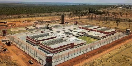 Sete líderes do Comando Vermelho vão para prisões federais Imagem referente a Sete líderes do Comando Vermelho vão para prisões federais