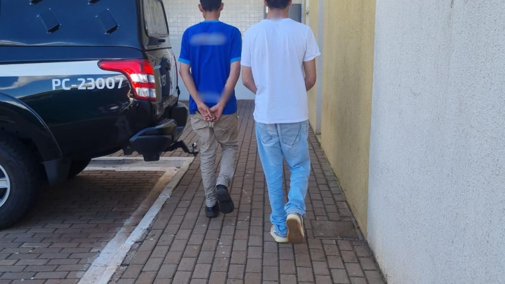 Dois homens são detidos após abordagem policial no centro da cidade Dois homens são detidos após abordagem policial no centro da cidade